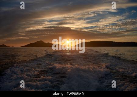 Die Cies-Inseln in Galicien, Spanien, vom Boot aus gesehen, das bei Sonnenuntergang nach Vigo zurückkehrt. Stockfoto