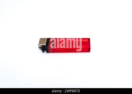 Billiger roter Zigarettenanzünder aus Kunststoff isoliert auf weißem Hintergrund. Stockfoto