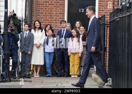 Jack Hunt (dritter von links), Lucia Hunt (vierter von links), Anna Hunt (sechster von links) und Eleanor Hunt (vierter von rechts) beobachten den Finanzminister Jeremy Hunt vor der Downing Street 11, London, mit seiner Ministerbox, bevor er sein Budget in den Houses of Parliament abgibt. Bilddatum: Mittwoch, 6. März 2024. Stockfoto