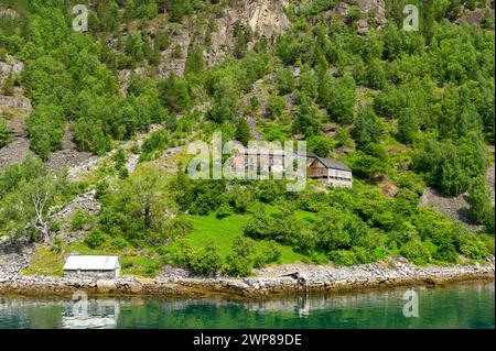 Abgelegene norwegische Ufergemeinde im Geiranger Fjord, Norwegen Stockfoto