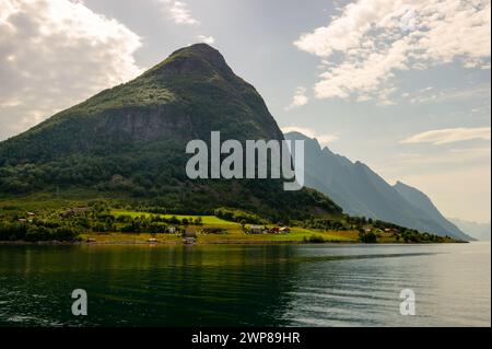 Abgelegene norwegische Ufergemeinde im Geiranger Fjord, Norwegen Stockfoto