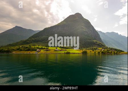 Abgelegene norwegische Ufergemeinde im Geiranger Fjord, Norwegen Stockfoto