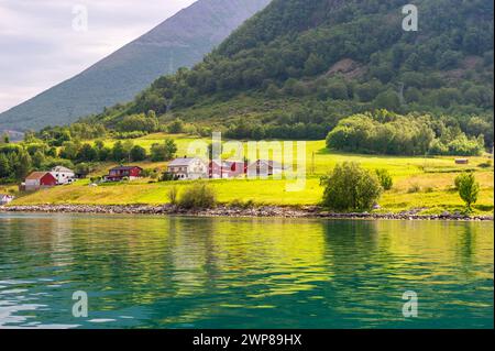 Abgelegene norwegische Ufergemeinde im Geiranger Fjord, Norwegen Stockfoto