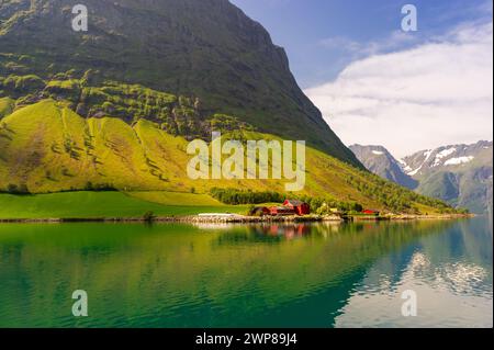 Abgelegene norwegische Ufergemeinde im Geiranger Fjord, Norwegen Stockfoto