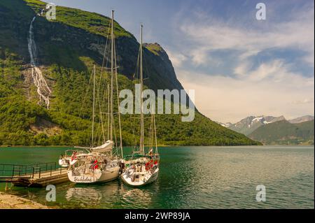 Segelboote an einem sonnigen Tag liegen am Geiranger Fjord, Norwegen Stockfoto