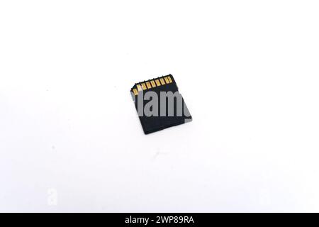 Rückseite einer microSD-Karte mit hoher Kapazität für den Speicher der Kamera isoliert auf weißem Hintergrund. Stockfoto