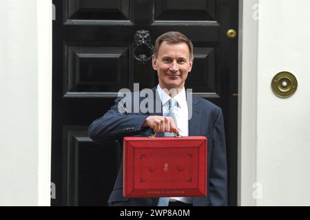 London, Großbritannien. März 2024. Der Finanzminister Jeremy Hunt verlässt die Downing Street 11 und fährt nach Westminster, um sein Frühjahrshaushalt für 2024 abzugeben. Quelle: MARTIN DALTON/Alamy Live News Stockfoto