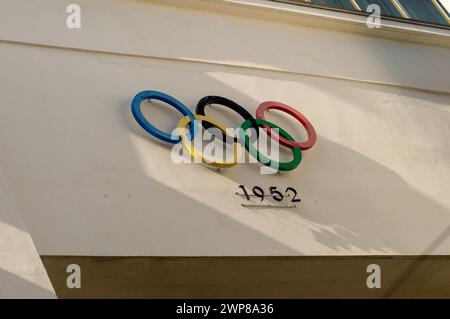 Das Zeichen der Olympischen Sommerspiele 1952 im Olympischen Stadion Helsinki, Finnland Stockfoto