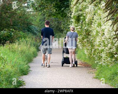 Hundeschlittengehen ist sehr beliebt im ländlichen Oxfordshire - wo ich lebe. Hier sehen wir eine Familiengruppe und einen Hund, der sehr an einem großen Stock befestigt zu sein scheint. I W Stockfoto