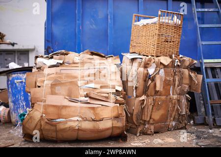 Müll, Pappe oder Müllkiste im Freien für Abfallentsorgung, Recycling oder Abfall in der Nachbarschaft. Community. Hintergrund, organisiert von Junk Stockfoto