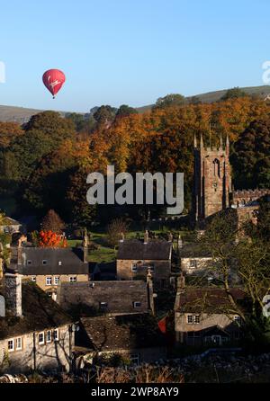09/10/12. Ein Heißluftballon gleitet über den Peak District, während die Morgensonne Hartington, Derbyshire, in herbstliche Farben taucht. Alle Ri Stockfoto