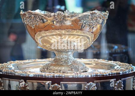 Turin, Italien - 5. März 2024 - Nahaufnahme des Davis Cup of Tennis, der 2023 von Italien gewonnen wurde, in Turin Stockfoto