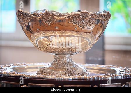 Turin, Italien - 5. März 2024 - Nahaufnahme des Davis Cup of Tennis, der 2023 von Italien gewonnen wurde, in Turin Stockfoto