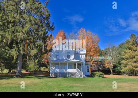 Wunderschönes altes Weißes Haus, Maryland, umgeben von bunten Herbstbäumen. Stockfoto