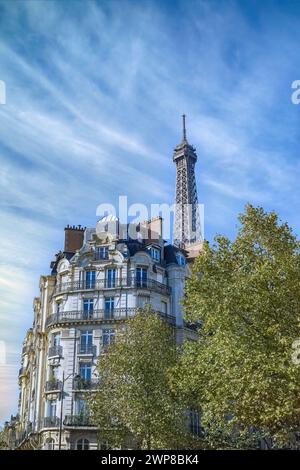 Die wunderschönen Haussmann-Fassaden in einem Luxusviertel von Paris mit dem Eiffelturm im Hintergrund Stockfoto