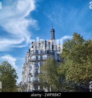 Die wunderschönen Haussmann-Fassaden in einem Luxusviertel von Paris mit dem Eiffelturm im Hintergrund Stockfoto