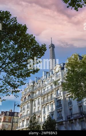 Die wunderschönen Haussmann-Fassaden in einem Luxusviertel von Paris mit dem Eiffelturm im Hintergrund Stockfoto