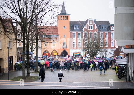 05.03.2024: Demonstration gegen Rechts in Lübbecke/NRW: Bürgerinnen und Bürger protestieren gegen Rechtsextremismus unter dem Motto nie wieder ist jetzt. Das Bündnis Lübbecke zeigt Gesicht hat dazu aufgerufen. , Lübbecke Nordrhein-Westfalen Deutschland Marktplatz *** 05 03 2024 Demonstration gegen die Rechte in Lübbecke NRW Bürger protestieren gegen Rechtsextremismus unter dem Motto nie wieder ist jetzt die Allianz Lübbecke zeigt ihr Gesicht gefordert hat , Lübbecke Nordrhein-Westfalen Deutschland Marktplatz Stockfoto