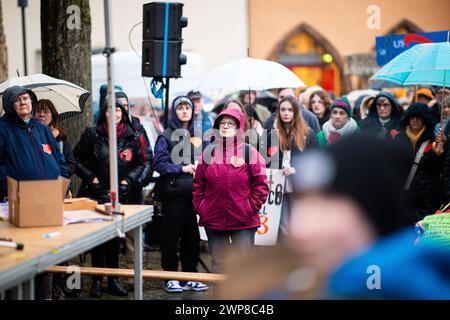 05.03.2024: Demonstration gegen Rechts in Lübbecke/NRW: Bürgerinnen und Bürger protestieren gegen Rechtsextremismus unter dem Motto nie wieder ist jetzt. Das Bündnis Lübbecke zeigt Gesicht hat dazu aufgerufen. , Lübbecke Nordrhein-Westfalen Deutschland Marktplatz *** 05 03 2024 Demonstration gegen die Rechte in Lübbecke NRW Bürger protestieren gegen Rechtsextremismus unter dem Motto nie wieder ist jetzt die Allianz Lübbecke zeigt ihr Gesicht gefordert hat , Lübbecke Nordrhein-Westfalen Deutschland Marktplatz Stockfoto