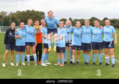 Richmond & Kew feiern den Sieg und heben Torschütze auf die Schultern Richmond and Kew Women's FC gegen Richmond Park Women's FA Cup 1. Oktober 2023 Stockfoto