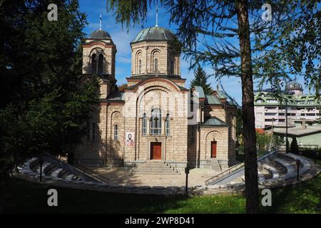 Banja Koviljaca, Serbien, Guchevo, Loznica, September 30, 2022 Rehabilitationszentrum mit Schwefel- und Eisenmineralwasser. Kirche der Heiligen Apostel P. Stockfoto