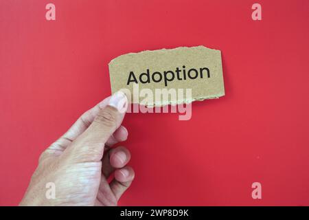 Adoptionsschreiben auf zerrissenem Karton Stockfoto