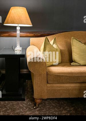 Elegantes Sofa in einem Hotel in Oxfordshire. Stockfoto