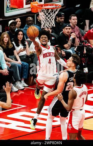 Houston, USA. März 2024. Jalen Green (Top) von Houston Rockets spielt im NBA-Spiel 2023-2024 in der regulären Saison zwischen Houston Rockets und San Antonio Spurs am 5. März 2024 in Houston, USA. Quelle: Chen Chen/Xinhua/Alamy Live News Stockfoto