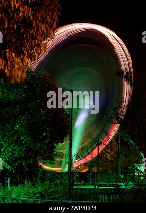 11/12 Achterbahnfahrten bei Nacht, Thorpe Park, Chertsey, Großbritannien. Stockfoto