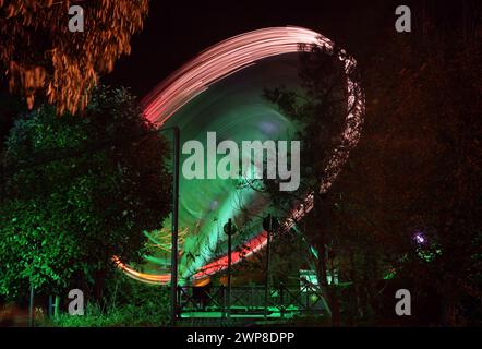 11/12 Achterbahnfahrten bei Nacht, Thorpe Park, Chertsey, Großbritannien. Stockfoto