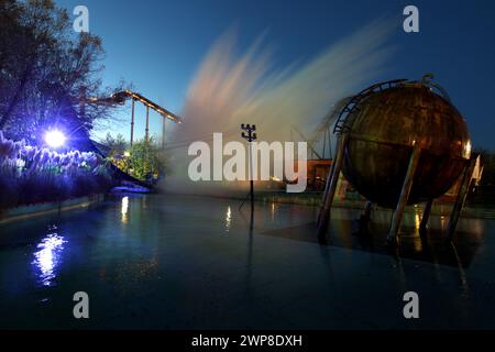 11/12 Achterbahnfahrten bei Nacht, Thorpe Park, Chertsey, Großbritannien. Stockfoto