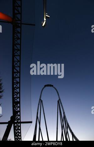 11/12 Achterbahnfahrten bei Nacht, Thorpe Park, Chertsey, Großbritannien. Stockfoto