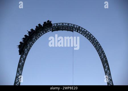 11/12 Achterbahnfahrten bei Nacht, Thorpe Park, Chertsey, Großbritannien. Stockfoto