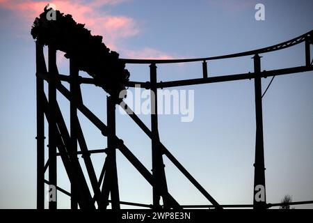 11/12 Achterbahnfahrten bei Nacht, Thorpe Park, Chertsey, Großbritannien. Stockfoto