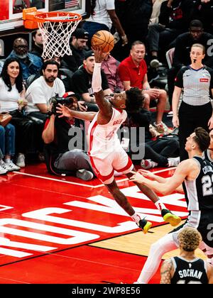 Houston, USA. März 2024. Jalen Green (L) von Houston Rockets spielt 2023-2024 im NBA-Spiel der Houston Rockets und San Antonio Spurs am 5. März 2024 in Houston, USA. Quelle: Chen Chen/Xinhua/Alamy Live News Stockfoto