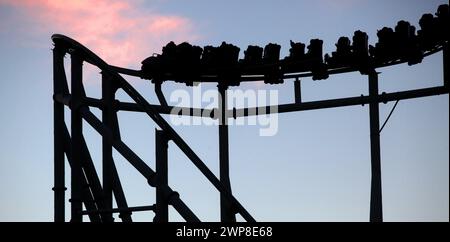 11/12 Achterbahnfahrten bei Nacht, Thorpe Park, Chertsey, Großbritannien. Stockfoto