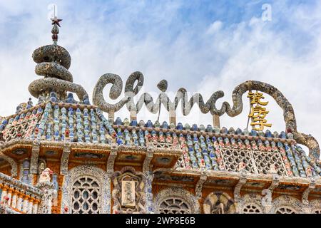 Porzellandekoration auf dem Dach des China-Hauses in Tianjin, China Stockfoto