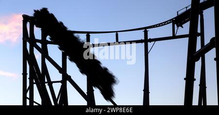 11/12 Achterbahnfahrten bei Nacht, Thorpe Park, Chertsey, Großbritannien. Stockfoto