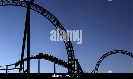 11/12 Achterbahnfahrten bei Nacht, Thorpe Park, Chertsey, Großbritannien. Stockfoto