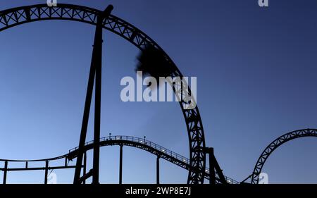 11/12 Achterbahnfahrten bei Nacht, Thorpe Park, Chertsey, Großbritannien. Stockfoto