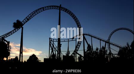 11/12 Achterbahnfahrten bei Nacht, Thorpe Park, Chertsey, Großbritannien. Stockfoto