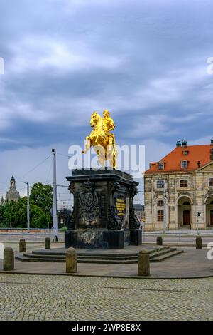 Goldener Reiter, Reiterstatue des sächsischen Kurfürsten und Königs von Polen, Augustus der Starke vor dem Blockhaus in Dresden. Stockfoto