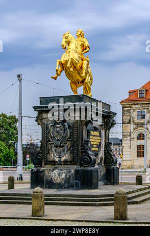 Goldener Reiter, Reiterstatue des sächsischen Kurfürsten und Königs von Polen, Augustus der Starke vor dem Blockhaus in Dresden. Stockfoto