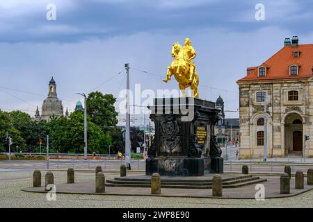 Goldener Reiter, Reiterstatue des sächsischen Kurfürsten und Königs von Polen, Augustus der Starke vor dem Blockhaus in Dresden. Stockfoto