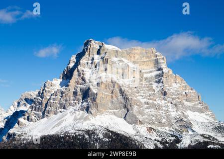 Blick auf den Pelmo-Berg in Alleghe, italienische alpen. Winterpanorama Stockfoto