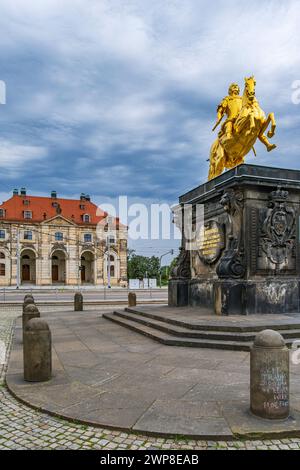 Goldener Reiter, Reiterstatue des sächsischen Kurfürsten und Königs von Polen, Augustus der Starke vor dem Blockhaus in Dresden. Stockfoto
