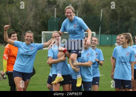 Richmond & Kew feiern den Sieg und heben Torschütze auf die Schultern Richmond and Kew Women's FC gegen Richmond Park Women's FA Cup 1. Oktober 2023 Stockfoto