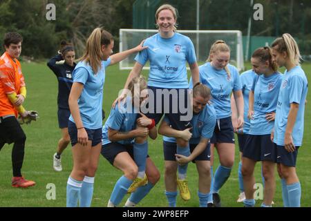 Richmond & Kew feiern den Sieg und heben Torschütze auf die Schultern Richmond and Kew Women's FC gegen Richmond Park Women's FA Cup 1. Oktober 2023 Stockfoto