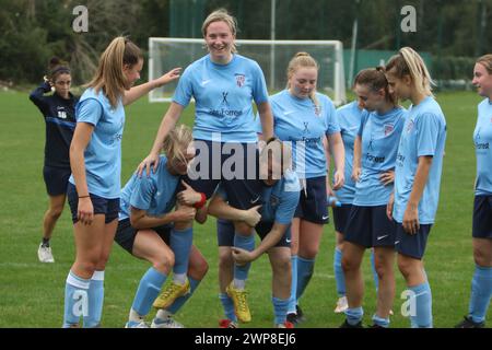 Richmond & Kew feiern den Sieg und heben Torschütze auf die Schultern Richmond and Kew Women's FC gegen Richmond Park Women's FA Cup 1. Oktober 2023 Stockfoto