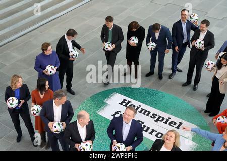 Berlin, Deutschland, 6. März 2024. Bundeskanzler Olaf Scholz startet mit seinem gesamten Kabinett im Bundeskanzleramt den 100-tägigen Countdown zum Start der Fußball-Europameisterschaft (UEFA EURO 2024) in Deutschland. Quelle: Jürgen Nowak/Alamy Live News Stockfoto